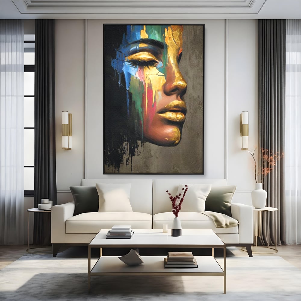 Tablou canvas cu tablou canvas cu chip de femeie profil si foita de aur, in rama de aluminiu negru, pe perete intr-un living